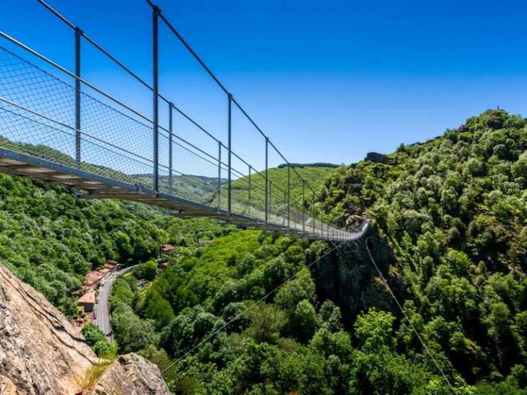 Passerelle de Mazamet dans le Tarn pont suspendu au-dessus de la vallée nature